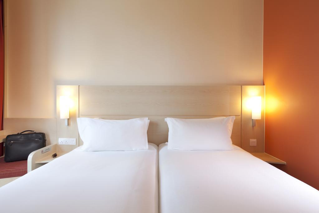 Camera Familiare con 1 Letto Queen-Size e 2 Letti Singoli